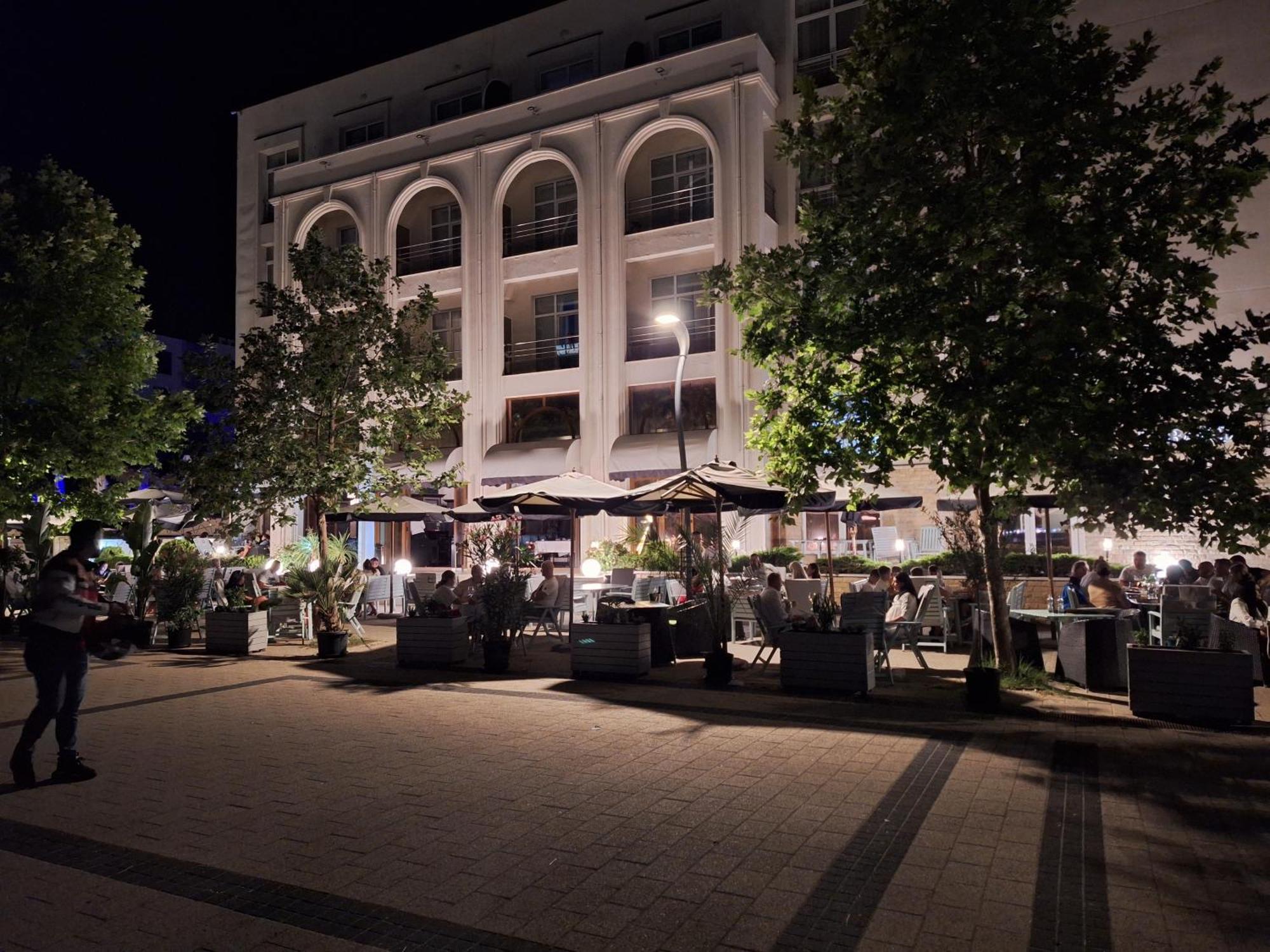Elysse Sunrise Apartment Mamaia Exterior photo